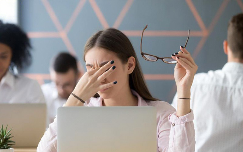 han-che-moi-mat-khi-su-dụMỏi mắt là vấn đề thường gặp với những người dùng thường xuyên sử dụng PC hay laptop trong thời gian dàing-laptop-Windows-11